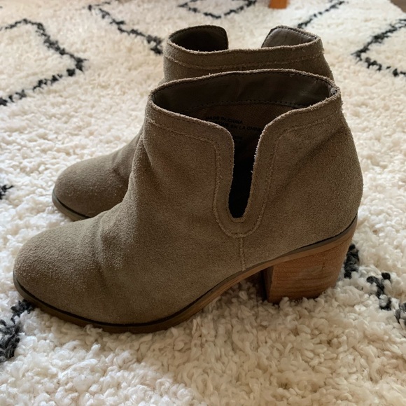 Urban Outfitters Maude Suede Ankle Boot - Picture 3 of 10